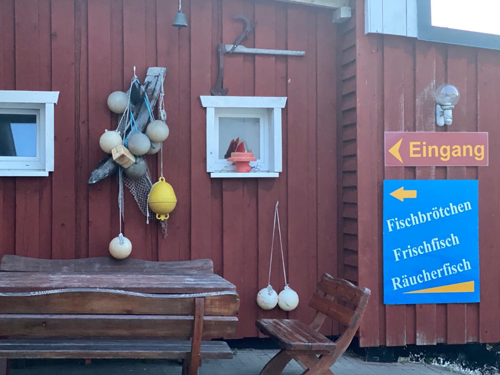 Fischerhütte mit Räucherfisch-Verkauf