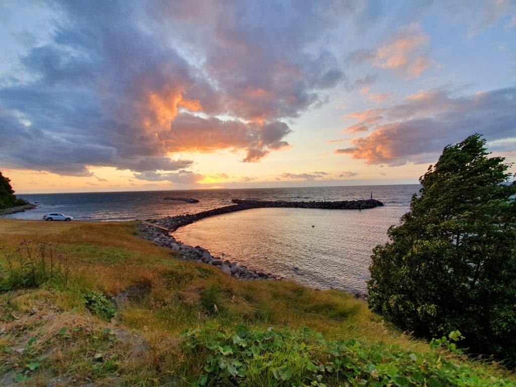 Sonnenuntergang über dem Hafen von Lohme