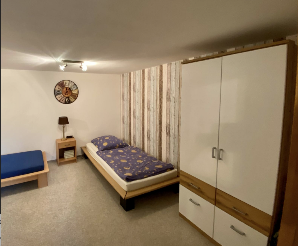 Zweites Schlafzimmer mit Einzelbett